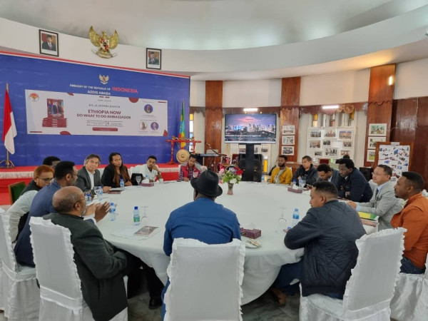 Duta Besar Al Busyra Basnur Terima Outstanding Ambassador Award for Youth Development 2022