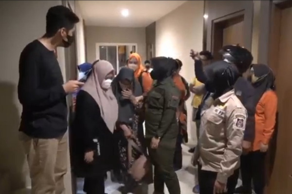 Terlanjur Lepas Daster, Wanita Muda dan 2 Pria Tanpa Baju Panik Didobrak Petugas Dinsos