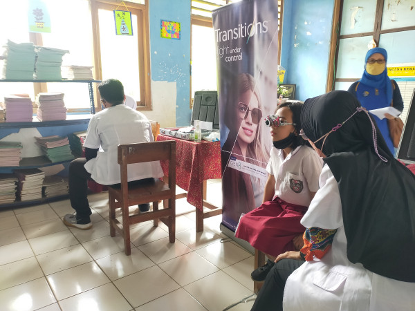 Pemeriksaan Mata Gratis Bersama MNC Peduli dan Essilor, UT: Sangat Membantu Anak Didik