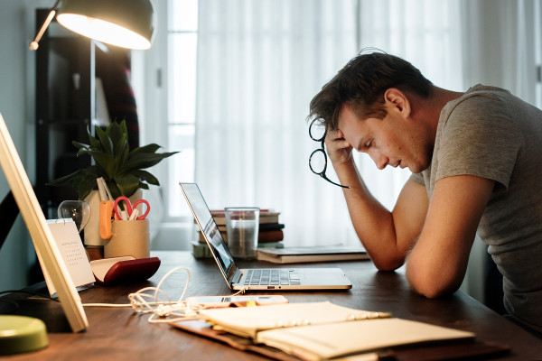 7 Hal yang Bikin Introvert Susah Punya Pacar dan Solusinya