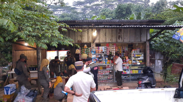 Satpol PP Sita Ratusan Botol Miras dari Warung Kelontong di Gunung Sindur Bogor