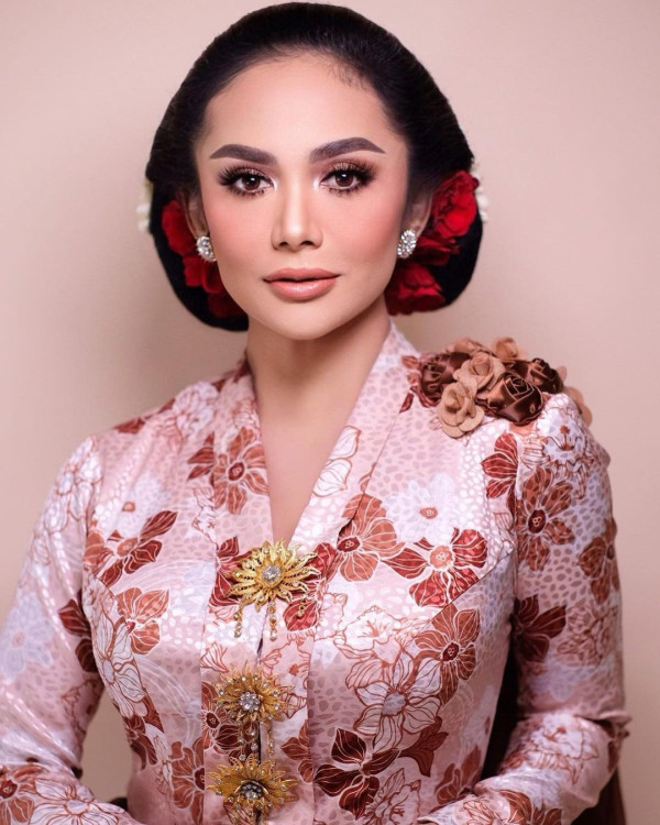 7 Artis Indonesia Senang Berkebaya, Cantik dan Anggun