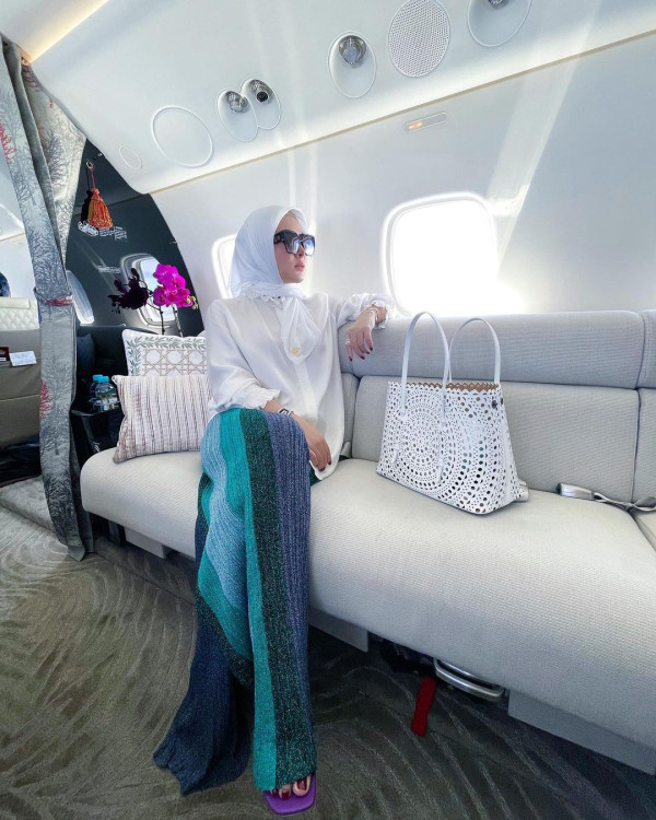 5 Artis Indonesia Hobi Pamer Kekayaan di Medsos, Ada Raffi Ahmad hingga Syahrini