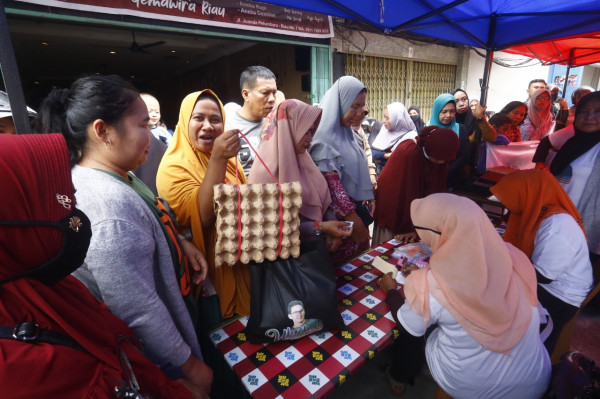Dorong Daya Beli Masyarakat, Emak-emak Relawan Sandiaga Uno Gelar Bazar Sembako Murah