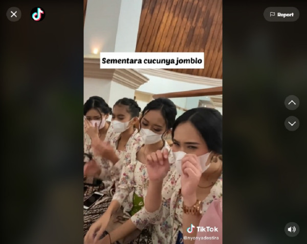 Viral! Nenek Menikah Lagi, Cucu-cucunya Masih Jomblo Meratap Bersama