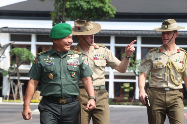 Sambutan Hangat, Jenderal Dudung Nyanyi Bareng KSAD Australia Simon Stuart