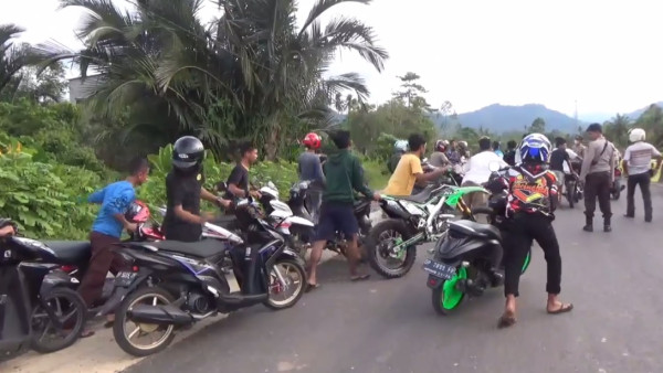 Terkepung, Pelaku Balap Liar di Palopo Nekat Pacu Motor ke Arah Polisi
