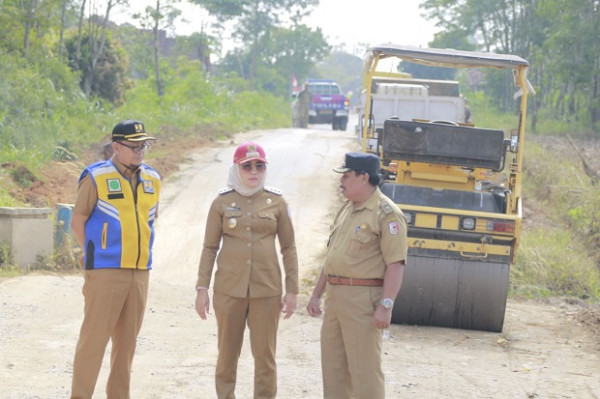 Warga Kampung Panca Mulia Antusias, Jalannya Diperbaiki oleh Bupati Winarti