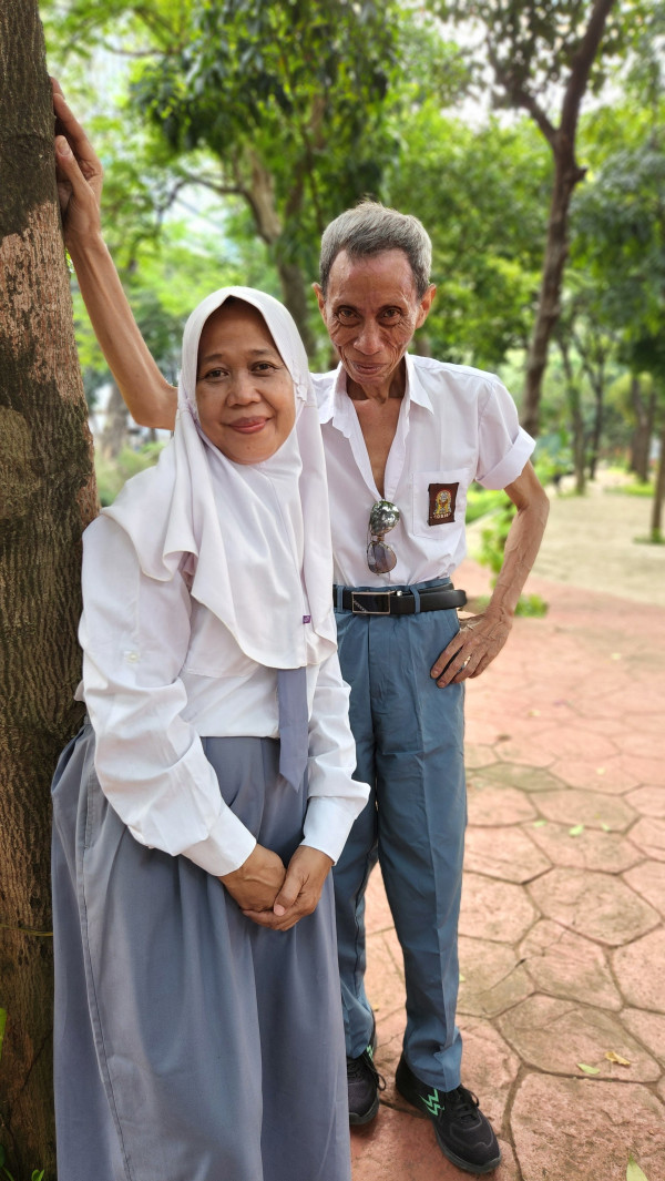 Viral! Driver Ojol Rayakan Ultah Bareng Istri Pakai Seragam SMA, Bikin Netizen Iri