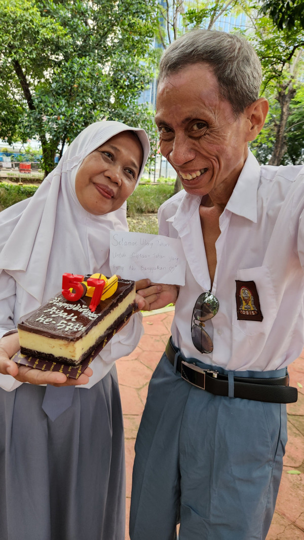 Viral! Driver Ojol Rayakan Ultah Bareng Istri Pakai Seragam SMA, Bikin Netizen Iri