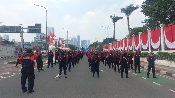 Ribuan Buruh Blokade Jalan Gatot Subroto Menuju DPR, Lalu Lintas Mulai Tersendat