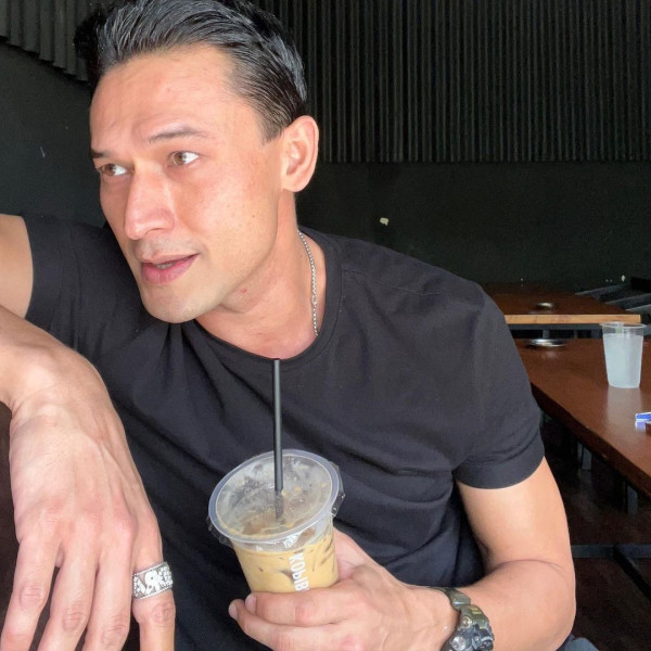 Berwajah Ganteng, 5 Artis Indonesia Ini Masih Betah Menjomblo