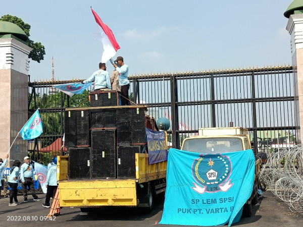 Ratusan Buruh Mulai Datangi Gedung DPR, Arus Lalin Masih Ramai Lancar