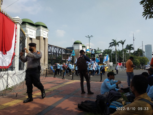 Aksi Demo Buruh di DPR, Rombongan Asal Bandung Tiba Paling Awal