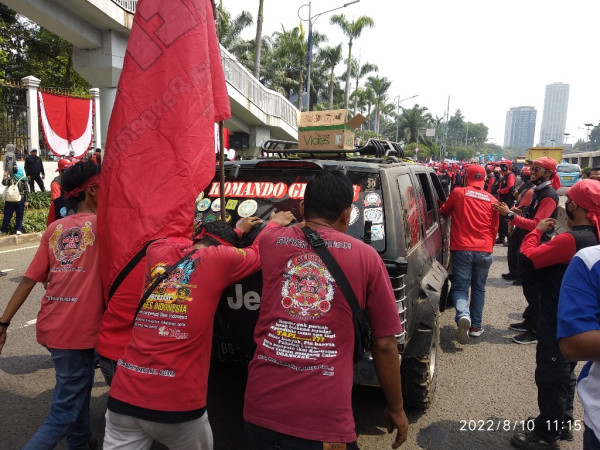 Gelombang Massa Terus Berdatangan, Buruh Ancam Robohkan Gerbang DPR