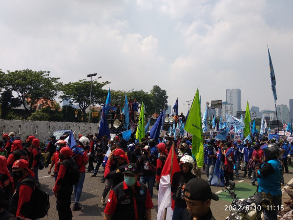 Gelombang Massa Terus Berdatangan, Buruh Ancam Robohkan Gerbang DPR