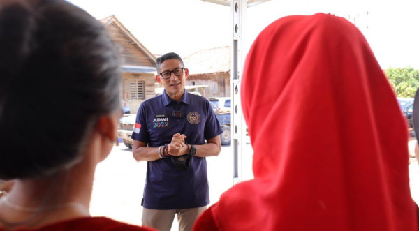 Sandiaga Uno Beri Kejutan Sanggar Seni di Babel hingga Telepon Tukang Jahit