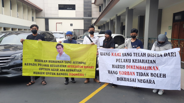 Indra Kenz Jalani Sidang Perdana, Korban Datang Bawa Spanduk Bertuliskan Kembalikan Uang Kami