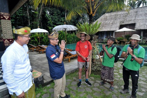 Ide Kreatif Pemandu Wisata Bali Dipuji Sandiaga Uno: Bambu Jadi Trekking Pole