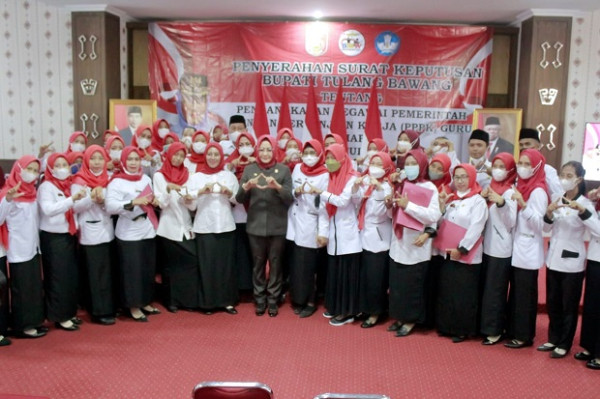 Bupati Winarti Serahkan 169 SK P3K Tenaga Pendidikan