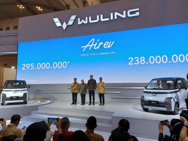 Wuling Rendam Baterai Mobil Listrik di Air Buktikan Keamanan Terabas Banjir