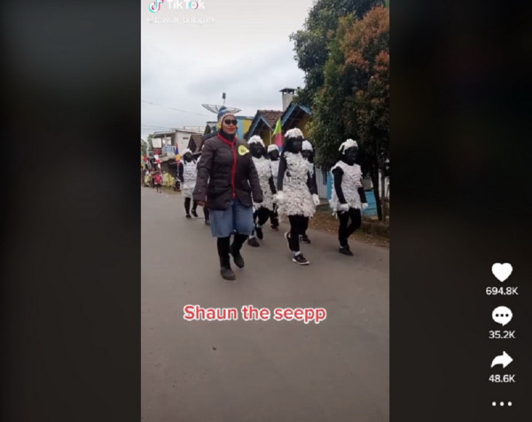 Viral! Ibu-Ibu Peserta Lomba Gerak Jalan Tampil dengan Kostum Shaun The Sheep