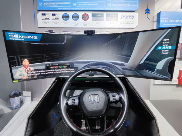 Honda Edukasi Pengunjung Soal Fitur Keamanan lewat Honda SENSING Simulator
