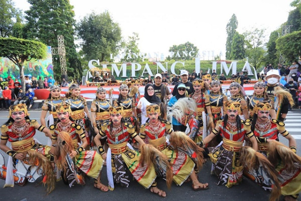 Meriahnya Gamelan Kolosal, Ribuan Orang Njaran Bareng Seniman Desa di Simpang Lima