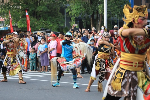 Meriahnya Gamelan Kolosal, Ribuan Orang Njaran Bareng Seniman Desa di Simpang Lima