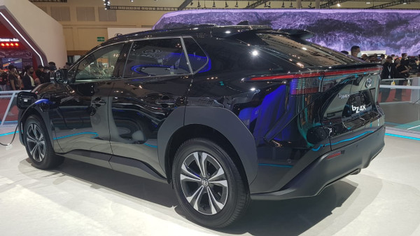 Toyota bZ4X Jadi Pusat Perhatian Pengunjung GIIAS 2022, Ini Kelebihannya