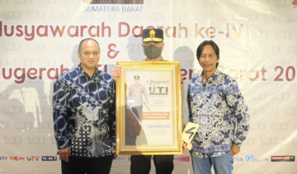 Komitmen Berantas Kriminalitas, Kapolda Sumbar Dianugerahi Penghargaan IJTI