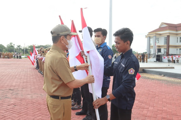 Bupati Tapin Membagikan 10 Juta Bendera Merah Putih