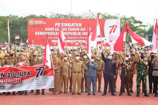 Bupati Tapin Membagikan 10 Juta Bendera Merah Putih