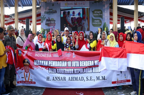 Gubernur Ansar Serahkan 2.000 Bendera Merah Putih di Karimun