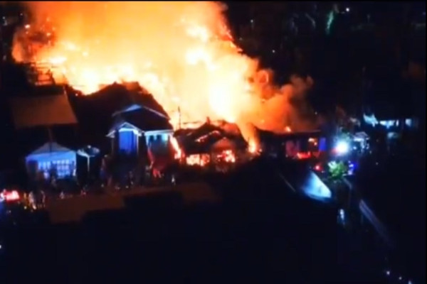 Belasan Rumah Warga di Pangkalan Bun Ludes Terbakar, 3 Petugas Pemadam Pingsan