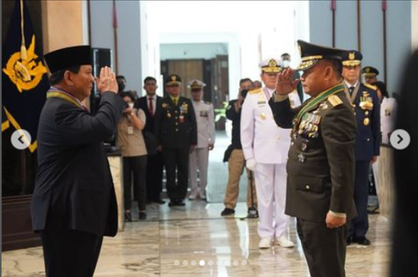 KSAD Dudung Sematkan Bintang Kartika Eka Pakci Utama kepada Prabowo Subianto