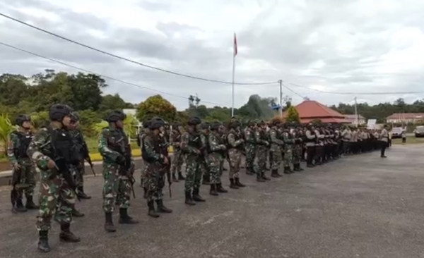 Pasukan Gabungan TNI-Polri Bersenjata Lengkap Razia Motor dan Mobil di Maybrat, Ada Apa?