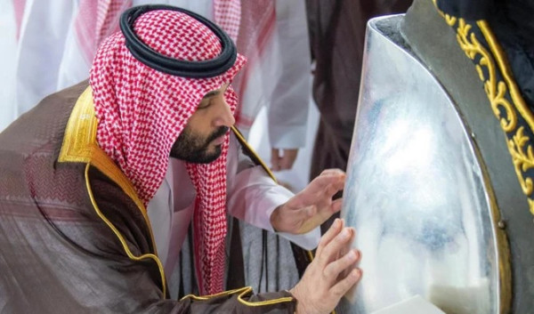Putra Mahkota Arab Saudi Mencuci Kakbah atas Nama Raja Salman