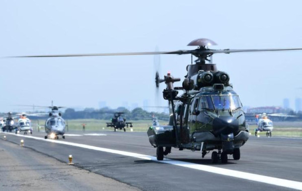 Penampakan Pesawat Tempur dan Helikopter TNI-Polri Bentuk Formasi Elephant Walk