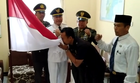 Aksi Heroik Satpam Puskesmas Panjat Tiang Karena Bendera Terbalik dan Tali Lepas