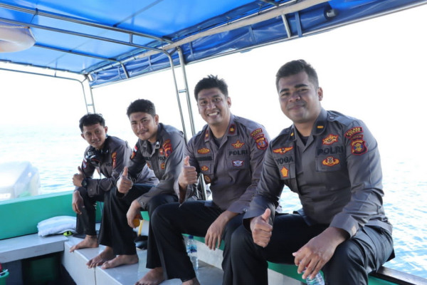 Perkenalkan Potensi Wisata Melalui Pengibaran Bendera Merah Putih di Bawah Laut Berau
