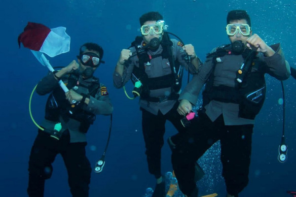 Perkenalkan Potensi Wisata Melalui Pengibaran Bendera Merah Putih di Bawah Laut Berau