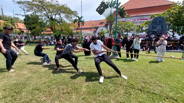 Mahasiswa Asing FK Unair Ikuti Lomba Balap Karung dan Tarik Tambang HUT Ke-77 RI