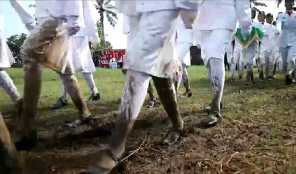 Sepatu Copot, Anggota Paskibra Menangis Haru Kibarkan Bendera Merah Putih di Lapangan Berlumpur