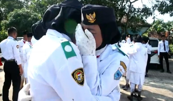 Sepatu Copot, Anggota Paskibra Menangis Haru Kibarkan Bendera Merah Putih di Lapangan Berlumpur