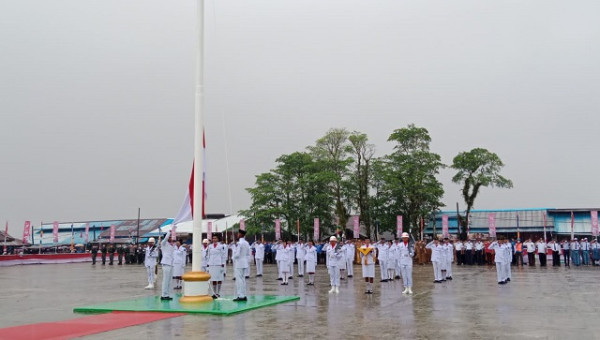 Wabup Asmat Pimpin Upacara HUT ke-77 RI di Bawah Gerimis