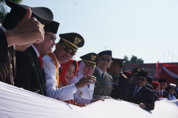 Dijahit Manual 1.529 Pelajar, Merah Putih Raksasa 3.000 Meter Persegi Selimuti Pelataran BKB Palembang