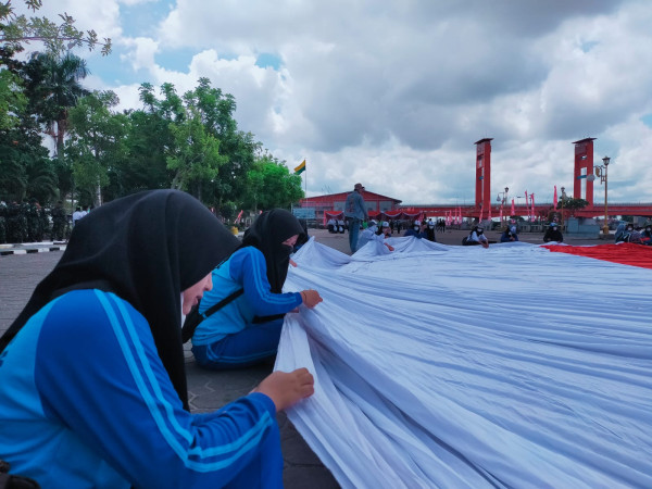 Dijahit Manual 1.529 Pelajar, Merah Putih Raksasa 3.000 Meter Persegi Selimuti Pelataran BKB Palembang
