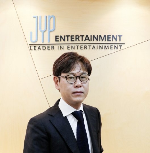 Gaji dan Bonus CEO SM, JYP, YG, dan HYBE Paruh Pertama 2022