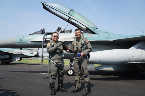Jenderal TNI Dudung Abdurachman Terima Wing Kehormatan Penerbang Kelas I TNI AU